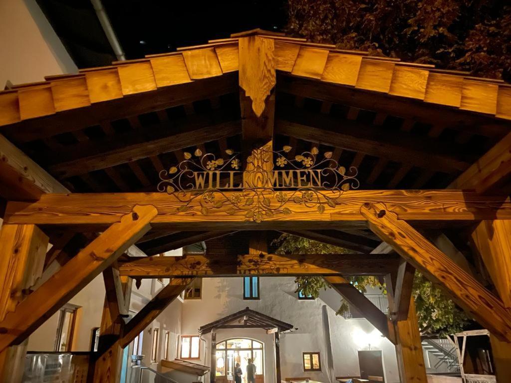 Landgasthaus Zur Linde Pleiskirchen Exterior photo
